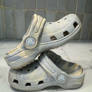 Crocs Toddler 7: Gray and Cream Marbled Clogs